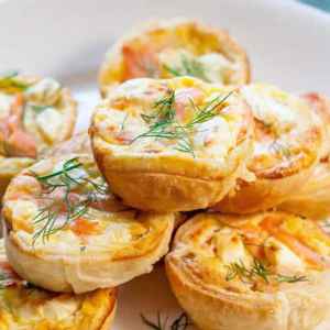 plateaux apéritif de mini quiche au saumon